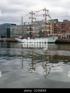 DUBLIN, IRLANDE - SEP 08 2019 : navire à voile mexicain ARM Cuauhtemoc à Dublin. Grand navire. Rivière Liffey. Banque D'Images