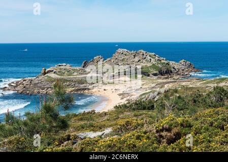 Vue panoramique sur le Castro de Baroña, un fort situé dans la paroisse de Baroña dans LA Corogne, Galice. Construit sur une péninsule, il a été habité de la fi Banque D'Images