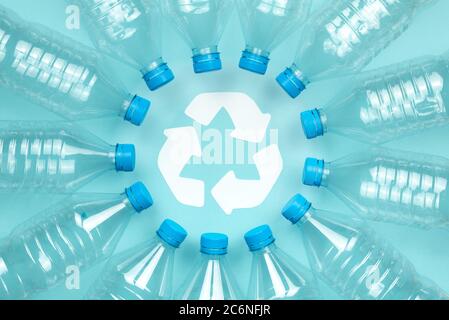 Image couleur horizontale avec vue en hauteur d'un flacon en plastique transparent avec bouchons sur fond bleu. Recyclage et environnement. Banque D'Images