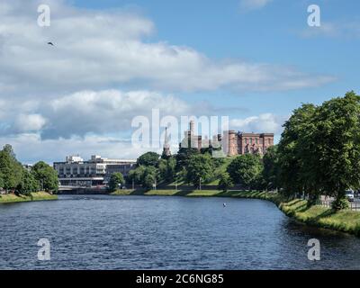 Château d'Inverness depuis la rivière Ness, Inverness, Highland, Écosse. La photo prise depuis le pont Infirmary Bridge montre également la pataugeoire et la pêche. Banque D'Images