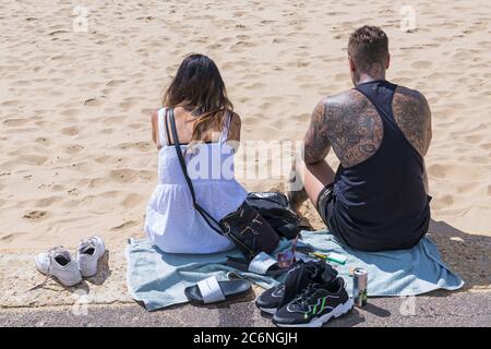 Bournemouth, Dorset, Royaume-Uni. 11 juillet 2020. Météo britannique : journée chaude et ensoleillée, les amateurs de soleil se dirigent vers la mer sur les plages de Bournemouth pour profiter du soleil. Crédit : Carolyn Jenkins/Alay Live News Banque D'Images