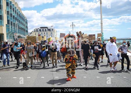 Les gens participent à une manifestation Black Lives Matter à Brighton, déclenchée par la mort de George Floyd, tué le 25 mai alors qu'il était en garde à vue dans la ville américaine de Minneapolis. Banque D'Images