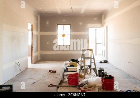 Chambre en cours de rénovation avec nouveau placoplâtre et portes, prêt à être peint, pendant la rénovation de la vieille maison Banque D'Images