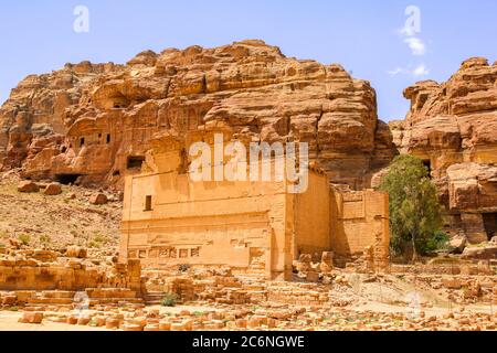 Temple QASA Al-Bint, d'autres légendes l'appellent le Palais de la fille des pharaons - la seule structure importante en pierre à Pétra, en Jordanie. Construction Banque D'Images