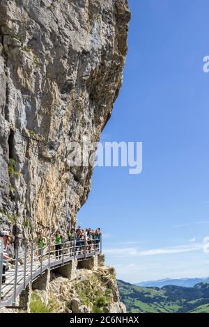 Ebenalp, Suisse- 09 août 2019: Les voyageurs en route vers le restaurant de falaise aescher Gastlause à travers un chemin étroit sur les montagnes. Banque D'Images