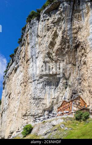 Ebenalp, Suisse - 09 août 2019 : la maison d'hôtes aescher - Wildkirchli contre la falaise Ascher à la montagne Ebenalp au-dessus des Alpes suisses Banque D'Images