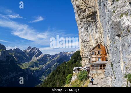 Ebenalp, Suisse - 09 août 2019 : Maison d'hôtes aescher - Wildkirchli contre la falaise Ascher à la montagne Ebenalp au-dessus des Alpes suisses à App Banque D'Images