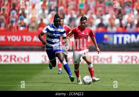 Judilson Pele (à gauche) et Aiden McGeady de Charlton Athletic se battent pour le ballon lors du match de championnat Sky Bet à la Valley, Londres. Banque D'Images