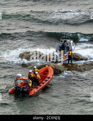 Hopeman, Moray, Royaume-Uni. 10 juillet 2020. ROYAUME-UNI. C'est la scène de 2 bateaux de sauvetage qui ont été lancés par HMCG relatif un petit bateau de pêche avec 1 mâle à bord qui avait couru sur des rochers près de Hopeman. MIRO - http://www.morayinshorerescue.org/about-us.html ont pu se rapprocher et sauver l'unique occupant. Buckie RNLI était également en veille sur les lieux et était coordonnée par les équipes de terrain du HMCG. Crédit : JASPERIMAGE/Alamy Live News Banque D'Images