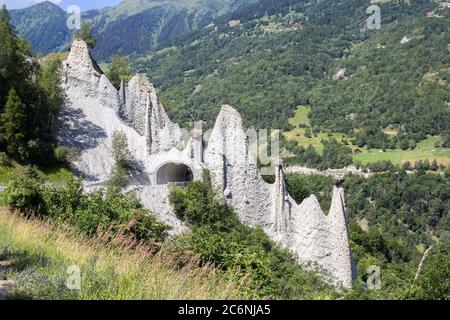 Pyramides d'Euseigne ou formations rocheuses de cheminées de fées dans l'Alp suisse. Les roches restent en équilibre sur l'ancienne moraine érodée du glacier. Un passe routier a été construit à l'uedn Banque D'Images