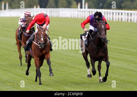 Margaret Dumont et Joe Fanning (à gauche) remportent les participations de Betfred “Fred's Pounds” British EBF Fillies” Novice à l'hippodrome d'Ascot, dans le Berkshire. Banque D'Images