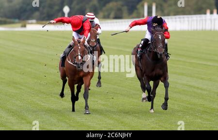 Margaret Dumont et Joe Fanning (à gauche) remportent les participations de Betfred “Fred's Pounds” British EBF Fillies” Novice à l'hippodrome d'Ascot, dans le Berkshire. Banque D'Images