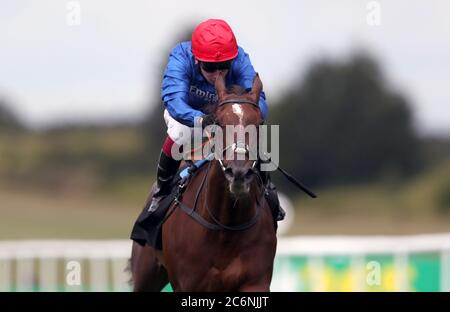 Une beauté stupéfiante, criblée par le jockey Oisin Murphy, remporte les mises novices de l'année 365 le troisième jour du festival de juillet Moet Chandon à l'hippodrome de Newmarket. Banque D'Images