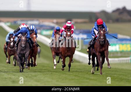 Beauté stupéfiante, criblée par le jockey Oisin Murphy (à droite), remportez les mises de Novice de 365 le troisième jour du festival Moet and Chandon de juillet à l'hippodrome de Newmarket. Banque D'Images