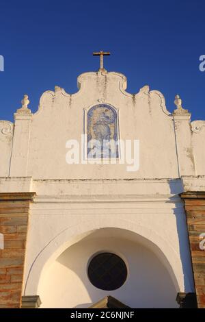 Monsaraz, Evora, Alentejo, Portugal. Façade de l'église dans la ville fortifiée historique au sommet d'une colline, sous le soleil de la fin de l'après-midi. Banque D'Images