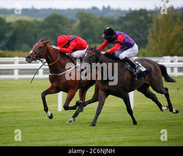 Margaret Dumont et Joe Fanning (à gauche) remportent les mises Novice de Betfred 'Fred's reds' British EBF Filliess' à l'hippodrome d'Ascot, Berkshire. Banque D'Images