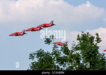 Des flèches rouges volant à Biggin Hill Airshow Banque D'Images