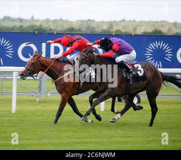 Margaret Dumont et Joe Fanning (à gauche) remportent les mises Novice de Betfred 'Fred's reds' British EBF Filliess' à l'hippodrome d'Ascot, Berkshire. Banque D'Images