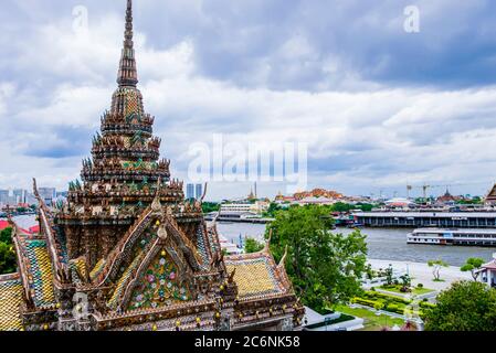 Vue imprenable sur la pagode décorée de carreaux colorés dans le complexe de Wat Arun, avec le fleuve Chao Phraya en arrière-plan, Bangkok, Thaïlande Banque D'Images