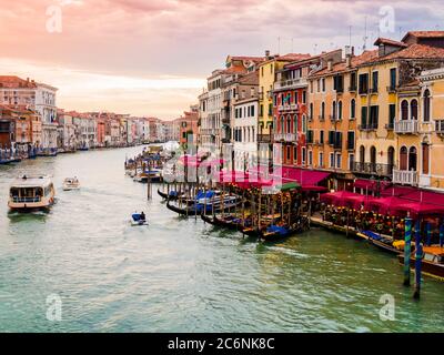 Vue imprenable sur le Grand Canal et ses palais colorés au coucher du soleil, Venise, Italie Banque D'Images