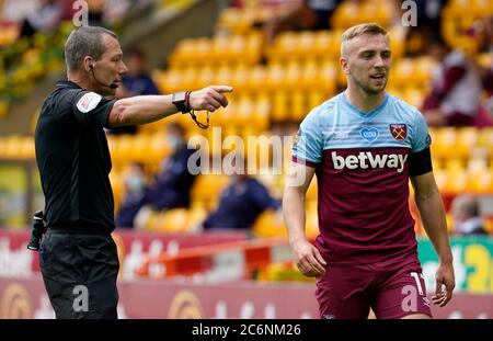 Kevin Friend, arbitre du match, parle avec Jarrod Bowen de West Ham United lors du match de la première Ligue à Carrow Road, Norwich. Banque D'Images