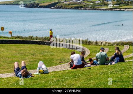 Inchydoney, West Cork, Irlande. 11 juillet 2020. Les gens apprécient la journée chaude et ensoleillée à Inchydoney cet après-midi tandis que les vacanciers se rendent au bord de la mer pour profiter au maximum du bon temps. Crédit : AG News/Alay Live News Banque D'Images