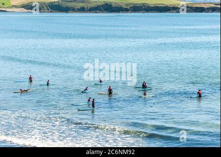 Inchydoney, West Cork, Irlande. 11 juillet 2020. Les gens apprécient la journée chaude et ensoleillée à Inchydoney cet après-midi tandis que les vacanciers se rendent au bord de la mer pour profiter au maximum du bon temps. Crédit : AG News/Alay Live News Banque D'Images