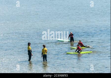 Inchydoney, West Cork, Irlande. 11 juillet 2020. Les gens apprécient la journée chaude et ensoleillée à Inchydoney cet après-midi tandis que les vacanciers se rendent au bord de la mer pour profiter au maximum du bon temps. Crédit : AG News/Alay Live News Banque D'Images