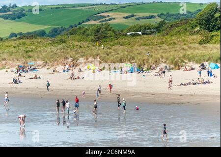 Inchydoney, West Cork, Irlande. 11 juillet 2020. Les gens apprécient la journée chaude et ensoleillée à Inchydoney cet après-midi tandis que les vacanciers se rendent au bord de la mer pour profiter au maximum du bon temps. Crédit : AG News/Alay Live News Banque D'Images