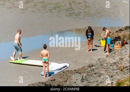 Inchydoney, West Cork, Irlande. 11 juillet 2020. Les gens apprécient la journée chaude et ensoleillée à Inchydoney cet après-midi tandis que les vacanciers se rendent au bord de la mer pour profiter au maximum du bon temps. Crédit : AG News/Alay Live News Banque D'Images