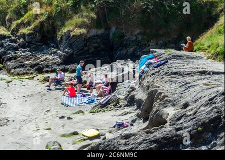 Inchydoney, West Cork, Irlande. 11 juillet 2020. Les gens apprécient la journée chaude et ensoleillée à Inchydoney cet après-midi tandis que les vacanciers se rendent au bord de la mer pour profiter au maximum du bon temps. Crédit : AG News/Alay Live News Banque D'Images