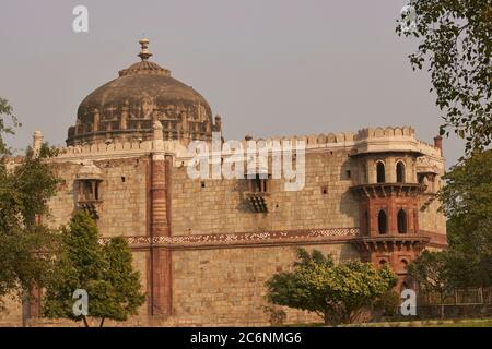 Mosquée historique (QAl'a-i-Kuhna) à l'intérieur du fort historique de Purana Qila à Delhi Inde. 16e siècle après J.-C. Banque D'Images