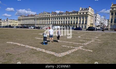 Brighton Royaume-Uni 11 juillet 2020 - UN hommage à ceux qui sont morts du coronavirus au Royaume-Uni a été créé à partir de cailloux sur les pelouses de Hove à Brighton. C'est un mystère qui l'a créé et il montre le nombre 44,602 fait de pierres qui était le Nombre de décès dus à COVID-19 au Royaume-Uni mercredi dernier : Credit Simon Dack / Alay Live News Banque D'Images