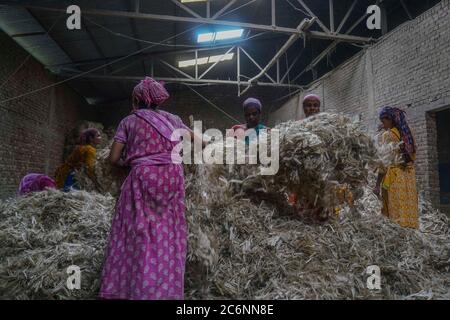 Dhaka, Dhaka, Bangladesh. 11 juillet 2020. Les travailleurs travaillent dans une usine de traitement de jute à Narayanganj, près de Dhaka, au Bangladesh, le 11 juillet 2020. Crédit: Zabed Hasnain Chowdhury/ZUMA Wire/Alay Live News Banque D'Images