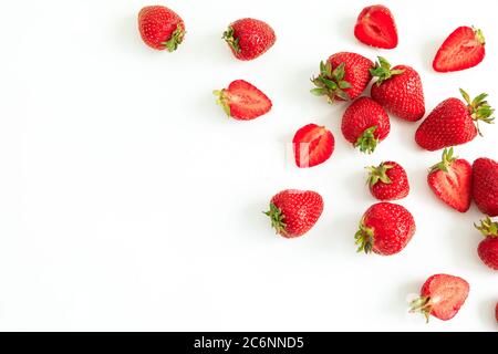 Fraise fraîche sur fond blanc. Pose à plat. Vue de dessus. Baies sucrées d'été Banque D'Images