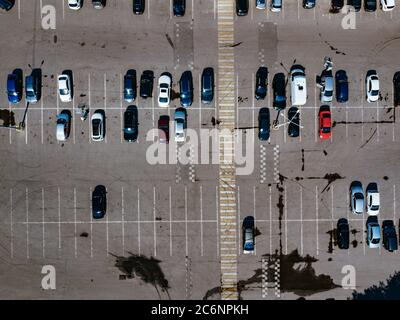 Vue de dessus du grand parking pris par drone Banque D'Images