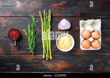 Œufs d'asperges frais et ingrédients de la vinaigrette française avec moutarde de dijon, estragon d'oignon sur fond de bois sombre, vue du dessus. Banque D'Images