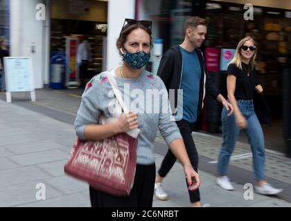 Londres, Royaume-Uni. 11 juillet. Un shopper avec un masque facial protecteur qui descend Oxford Street alors que les gens de Londres se préparent à la possibilité que les revêtements faciaux deviennent obligatoires dans les magasins et autres lieux publics à travers le Royaume-Uni. (Crédit : Jacques Feeney | MI News) crédit : MI News & Sport /Alay Live News Banque D'Images