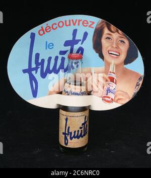 Bouteille de Fruite et PLV vers 1962 Banque D'Images