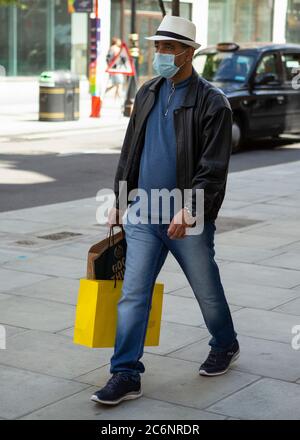 Londres, Royaume-Uni. 11 juillet. Un shopper avec un masque facial protecteur qui descend Oxford Street alors que les gens de Londres se préparent à la possibilité que les revêtements faciaux deviennent obligatoires dans les magasins et autres lieux publics à travers le Royaume-Uni. (Crédit : Jacques Feeney | MI News) Banque D'Images