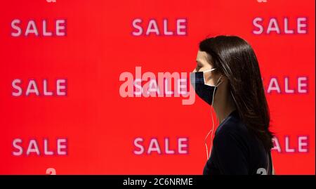 Londres, Royaume-Uni. 11 juillet. Un acheteur avec un masque facial protecteur qui passe devant un panneau de vente dans Oxford Street alors que les gens de Londres se préparent à la possibilité que les revêtements de visage deviennent obligatoires dans les magasins et autres lieux publics à travers le Royaume-Uni. (Crédit : Jacques Feeney | MI News) crédit : MI News & Sport /Alay Live News Banque D'Images