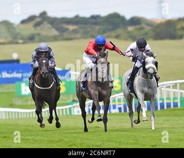 Indie Angel, monté par Nicky Mackay (au centre), remporte les piquets britanniques EBF Fillies handicap lors du troisième jour du festival Moet and Chandon de juillet à l'hippodrome de Newmarket. Banque D'Images