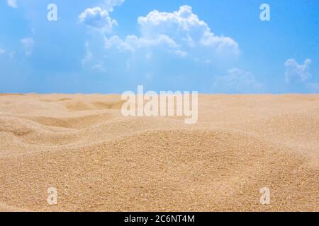 Plage de sable vide en face de la mer d'été avec espace de copie. Ciel bleu et sable propre. Banque D'Images