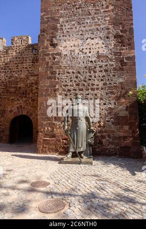 Statue du roi Sancho I du Portugal au château de Silves Portugal il avec UNE armée de croisés défait les Maures au château de Silves Banque D'Images