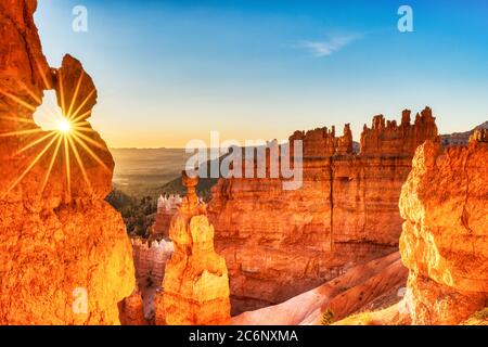 Thors Hammer dans le parc national de Bryce Canyon à Sunrise avec de magnifiques rayons du soleil, Utah, États-Unis Banque D'Images