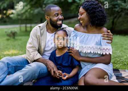 Une Famille Africaine Heureuse De Jeunes Qui Passe Du Temps A L Exterieur Dans Le Parc Le Jour De L Ete Joyeux Couple Souriant Tenant Les Mains Et Marchant Dans La Ruelle Du Parc