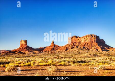 Monument Valley dans le parc national de Navajo pendant une journée ensoleillée, frontière de l'Utah et de l'Arizona, États-Unis Banque D'Images