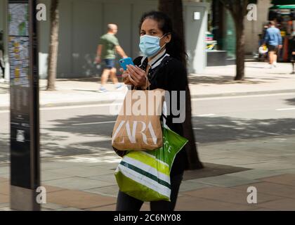 Londres, Royaume-Uni. 11 juillet. Un shopper avec un masque facial protecteur qui descend Oxford Street alors que les gens de Londres se préparent à la possibilité que les revêtements faciaux deviennent obligatoires dans les magasins et autres lieux publics à travers le Royaume-Uni. (Crédit : Jacques Feeney | MI News) crédit : MI News & Sport /Alay Live News Banque D'Images