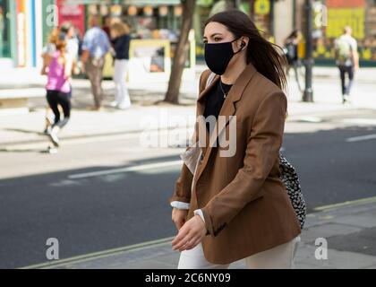 Londres, Royaume-Uni. 11 juillet. Un shopper avec un masque facial protecteur qui descend Oxford Street alors que les gens de Londres se préparent à la possibilité que les revêtements faciaux deviennent obligatoires dans les magasins et autres lieux publics à travers le Royaume-Uni. (Crédit : Jacques Feeney | MI News) crédit : MI News & Sport /Alay Live News Banque D'Images