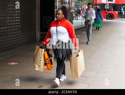 Londres, Royaume-Uni. 11 juillet. Un acheteur qui s'est promenée dans Oxford Street alors que les habitants de Londres se préparent à la possibilité que les revêtements deviennent obligatoires dans les magasins et autres lieux publics du Royaume-Uni. (Crédit : Jacques Feeney | MI News) crédit : MI News & Sport /Alay Live News Banque D'Images